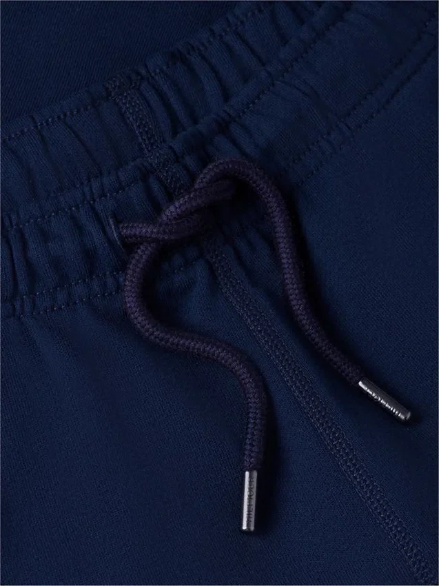 Pantalón corto de chándal de corte regular con logotipo de bandera ondulada