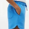 Pantalón corto de chándal para niño con logotipo de bandera en tonos Pantalón corto de chándal para niño con logotipo de bandera en tonos
