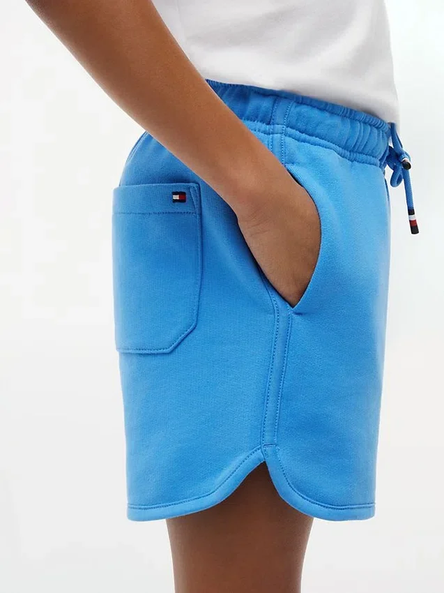 Pantalón corto de chándal para niño con logotipo de bandera en tonos Pantalón corto de chándal para niño con logotipo de bandera en tonos