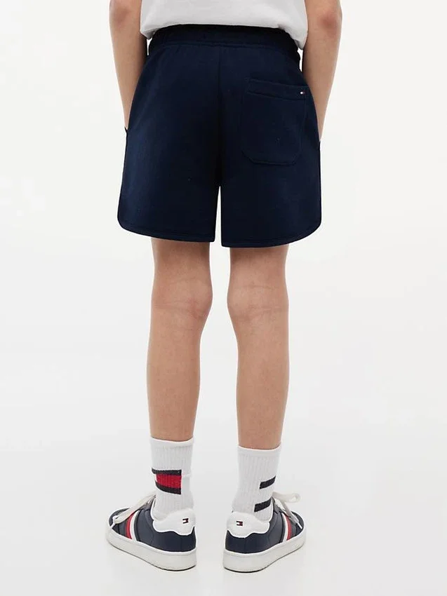 Pantalón corto de chándal para niño con logotipo de bandera en tonos Pantalón corto de chándal para niño con logotipo de bandera en tonos