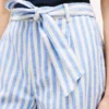 Pantalón corto de mezcla de lino a rayas con cinturón Pantalón corto de mezcla de lino a rayas con cinturón