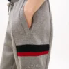 Pantalón de chándal con rayas distintivas Pantalón de chándal con rayas distintivas