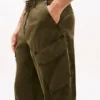 Pantalones cargo rectos teñidos en prenda