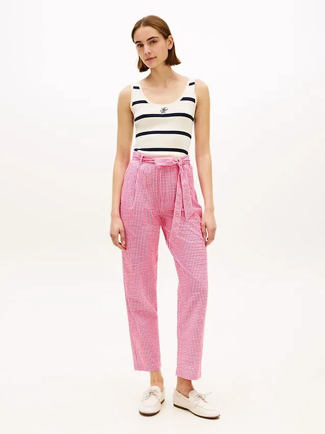 Pantalones cónicos de seersucker a cuadros vichy con cinturón Pantalones cónicos de seersucker a cuadros vichy con cinturón