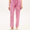 Pantalones cónicos de seersucker a cuadros vichy con cinturón Pantalones cónicos de seersucker a cuadros vichy con cinturón