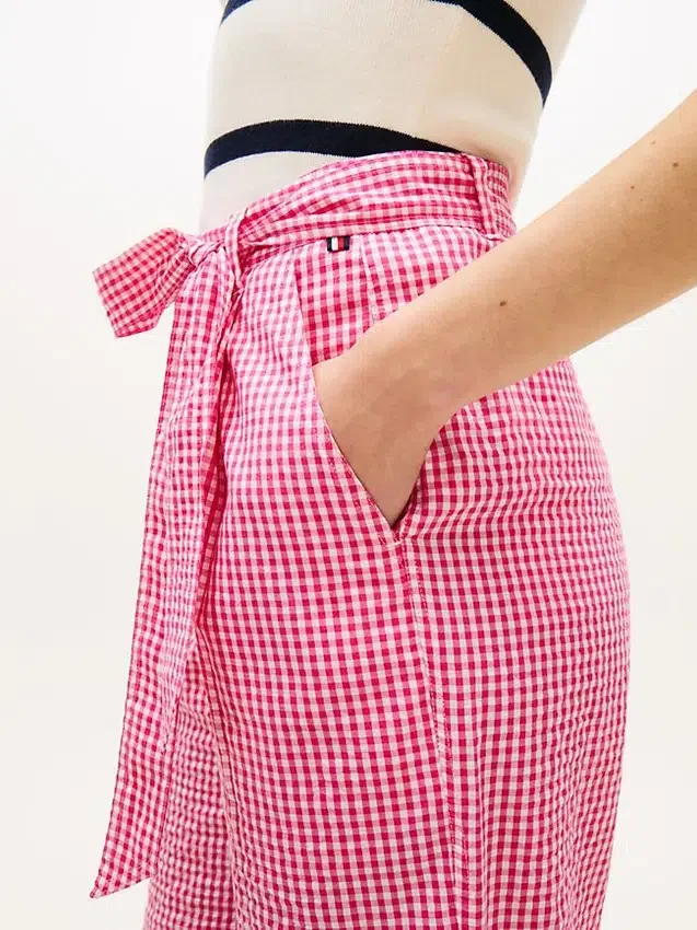 Pantalones cónicos de seersucker a cuadros vichy con cinturón Pantalones cónicos de seersucker a cuadros vichy con cinturón