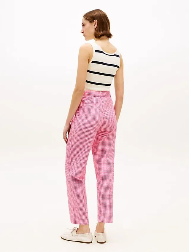 Pantalones cónicos de seersucker a cuadros vichy con cinturón Pantalones cónicos de seersucker a cuadros vichy con cinturón