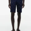 Pantalones cortos de corte regular de 23 cm con estampado de banderas náuticas
