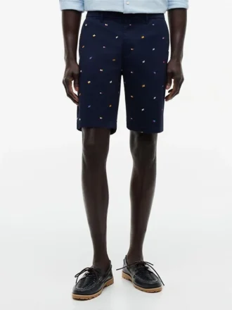 Pantalones cortos de corte regular de 23 cm con estampado de banderas náuticas