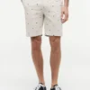 Pantalones cortos de corte regular de 23 cm con estampado de banderas náuticas
