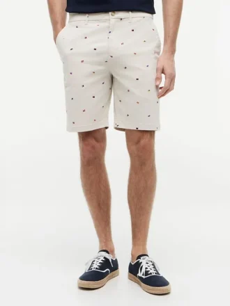 Pantalones cortos de corte regular de 23 cm con estampado de banderas náuticas