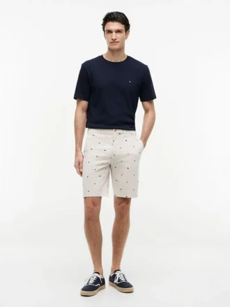 Pantalones cortos de corte regular de 23 cm con estampado de banderas náuticas