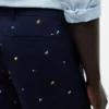 Pantalones cortos de corte regular de 23 cm con estampado de banderas náuticas