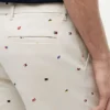 Pantalones cortos de corte regular de 23 cm con estampado de banderas náuticas