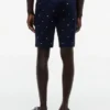 Pantalones cortos de corte regular de 23 cm con estampado de banderas náuticas