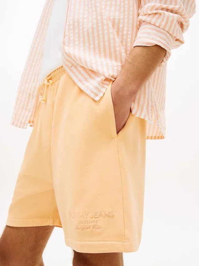 Pantalones cortos de playa teñidos en prenda de Tommy Jeans Pantalones cortos de playa teñidos en prenda de Tommy Jeans