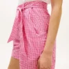 Pantalones cortos de seersucker a cuadros vichy con cinturón Pantalones cortos de seersucker a cuadros vichy con cinturón