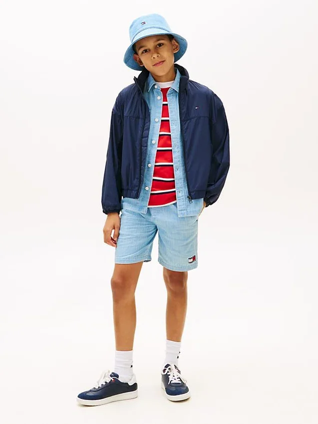 Pantalones cortos vaqueros de niño con estampado de banderas onduladas en espiga Pantalones cortos vaqueros de niño con estampado de banderas onduladas en espiga