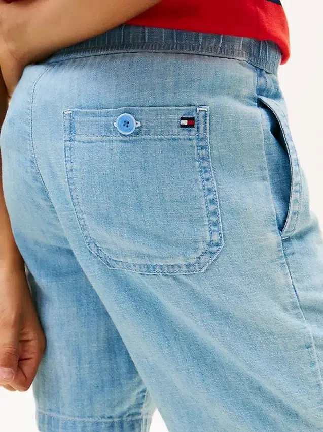 Pantalones cortos vaqueros de niño con estampado de banderas onduladas en espiga Pantalones cortos vaqueros de niño con estampado de banderas onduladas en espiga