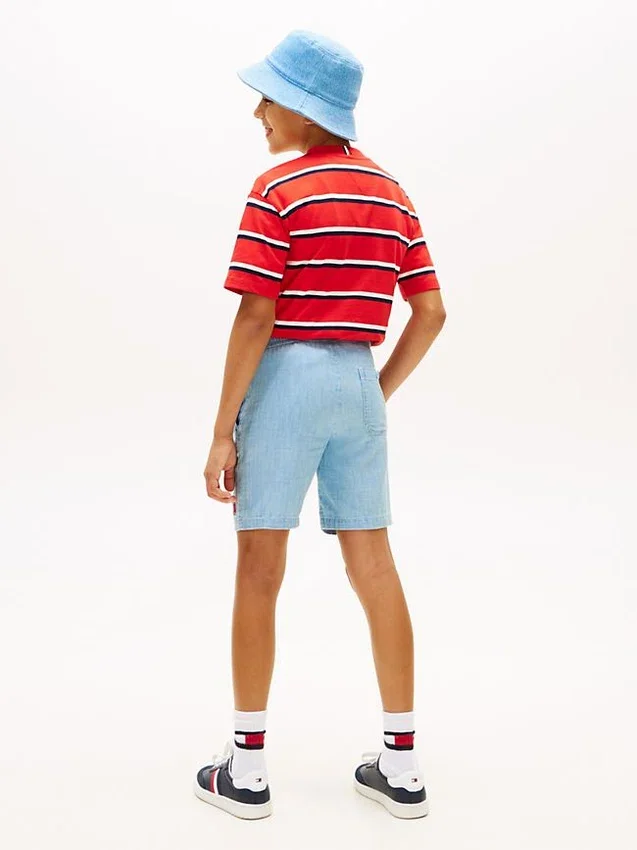 Pantalones cortos vaqueros de niño con estampado de banderas onduladas en espiga Pantalones cortos vaqueros de niño con estampado de banderas onduladas en espiga