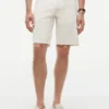 Pantalones cortos vaqueros teñidos en prenda de corte regular Pantalones cortos vaqueros teñidos en prenda de corte regular