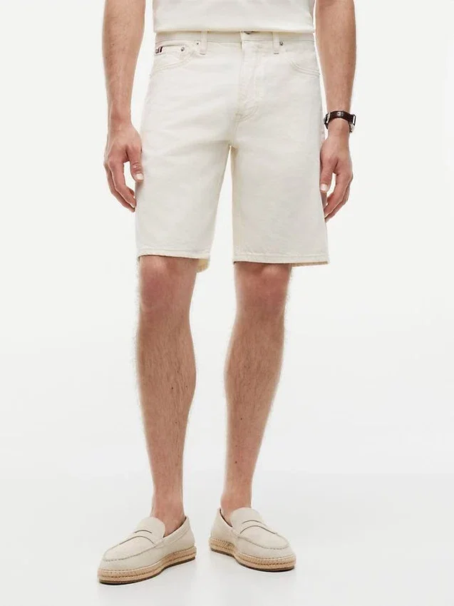 Pantalones cortos vaqueros teñidos en prenda de corte regular Pantalones cortos vaqueros teñidos en prenda de corte regular