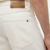 Pantalones cortos vaqueros teñidos en prenda de corte regular Pantalones cortos vaqueros teñidos en prenda de corte regular