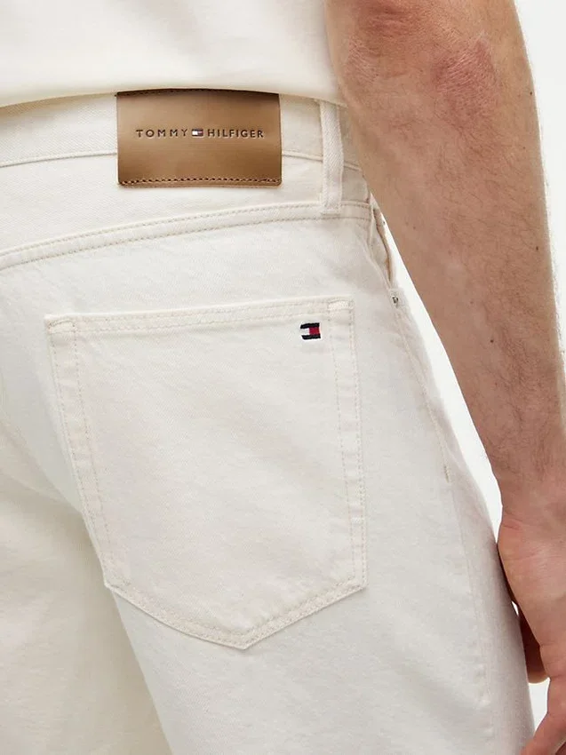 Pantalones cortos vaqueros teñidos en prenda de corte regular Pantalones cortos vaqueros teñidos en prenda de corte regular