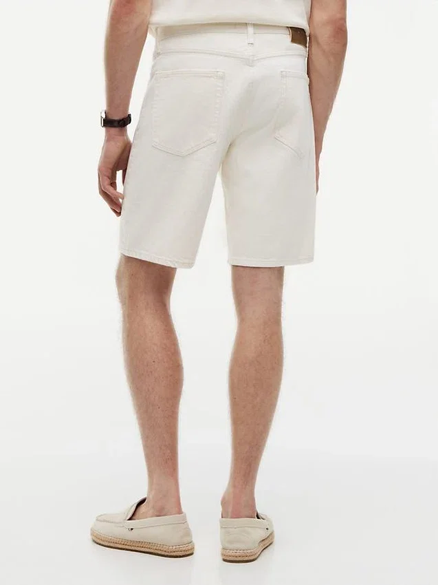 Pantalones cortos vaqueros teñidos en prenda de corte regular Pantalones cortos vaqueros teñidos en prenda de corte regular