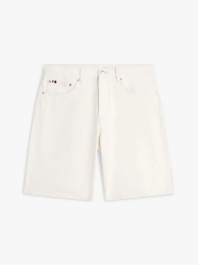 Pantalones cortos vaqueros teñidos en prenda de corte regular Pantalones cortos vaqueros teñidos en prenda de corte regular