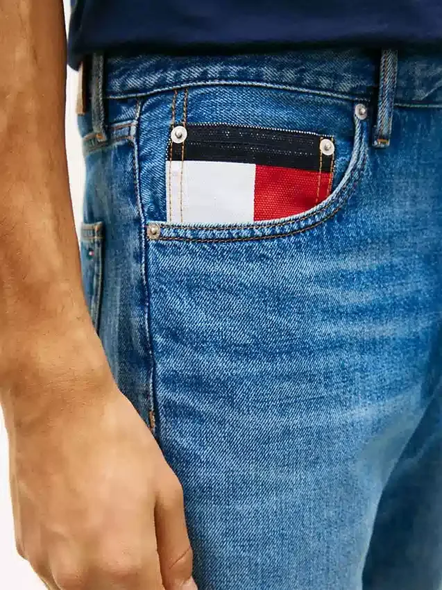 Pantalones cortos vaqueros Tommy Jeans con bolsillo con el logotipo Pantalones cortos vaqueros Tommy Jeans con bolsillo con el logotipo