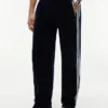 Pantalones de chándal de terciopelo con escudo monograma Pantalones de chándal de terciopelo con escudo monograma