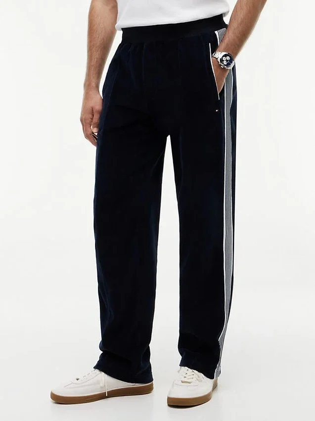 Pantalones de chándal de terciopelo con escudo monograma Pantalones de chándal de terciopelo con escudo monograma