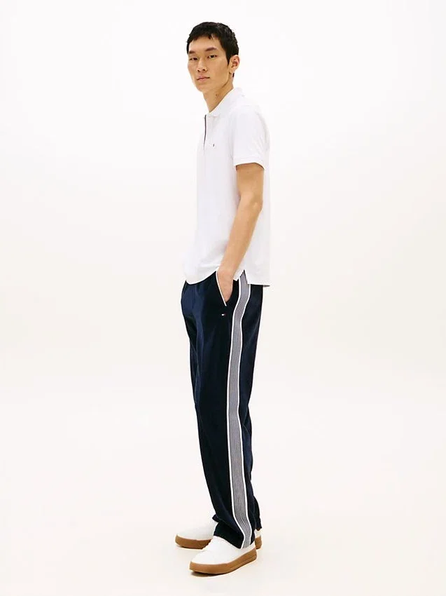 Pantalones de chándal de terciopelo con escudo monograma Pantalones de chándal de terciopelo con escudo monograma