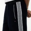 Pantalones de chándal de terciopelo con escudo monograma Pantalones de chándal de terciopelo con escudo monograma