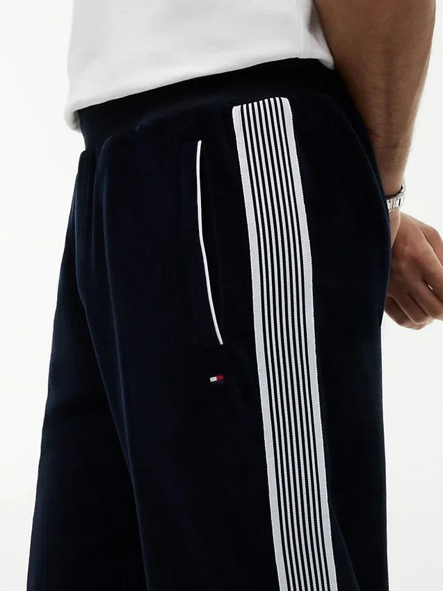 Pantalones de chándal de terciopelo con escudo monograma Pantalones de chándal de terciopelo con escudo monograma