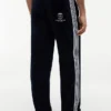 Pantalones de chándal de terciopelo con escudo monograma Pantalones de chándal de terciopelo con escudo monograma