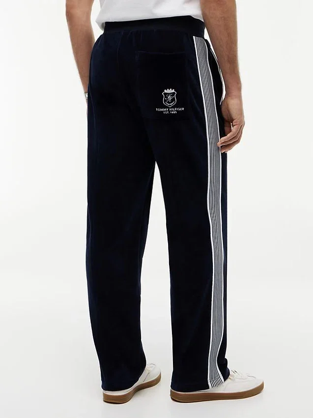 Pantalones de chándal de terciopelo con escudo monograma Pantalones de chándal de terciopelo con escudo monograma