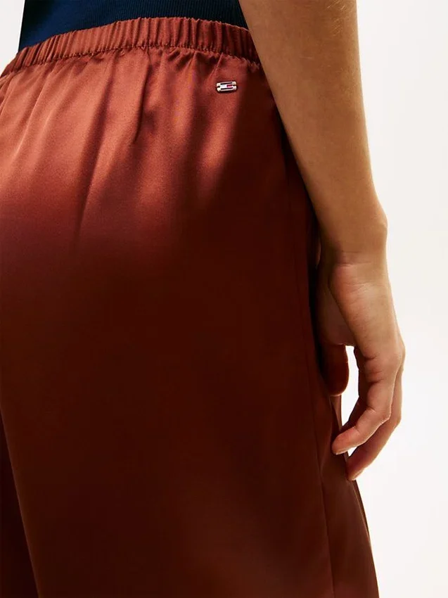 Pantalones elásticos de satén con cintura elástica y pierna ancha Pantalones elásticos de satén con cintura elástica y pierna ancha