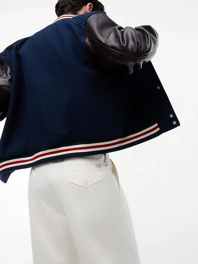 Pantalones holgados con pliegues y tacto de papel Pantalones holgados con pliegues y tacto de papel