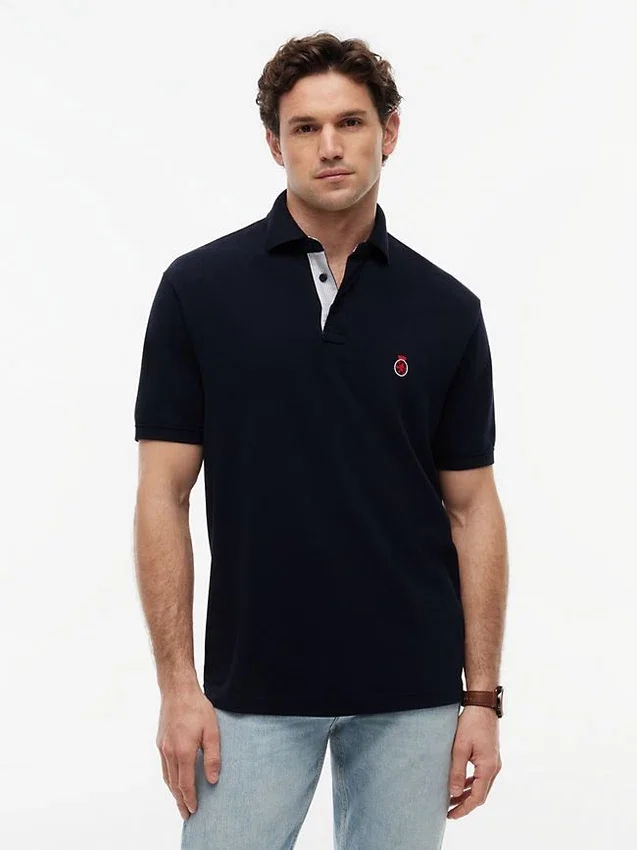 Polo con logotipo del escudo del archivo, corte clásico Polo con logotipo del escudo del archivo, corte clásico
