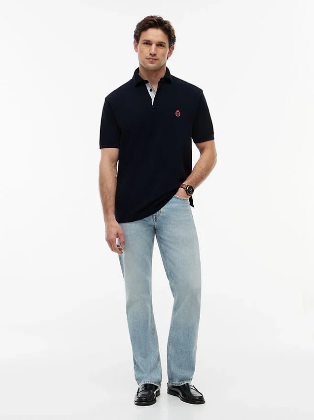 Polo con logotipo del escudo del archivo, corte clásico Polo con logotipo del escudo del archivo, corte clásico