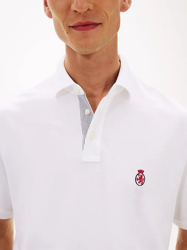 Polo con logotipo del escudo del archivo, corte clásico Polo con logotipo del escudo del archivo, corte clásico