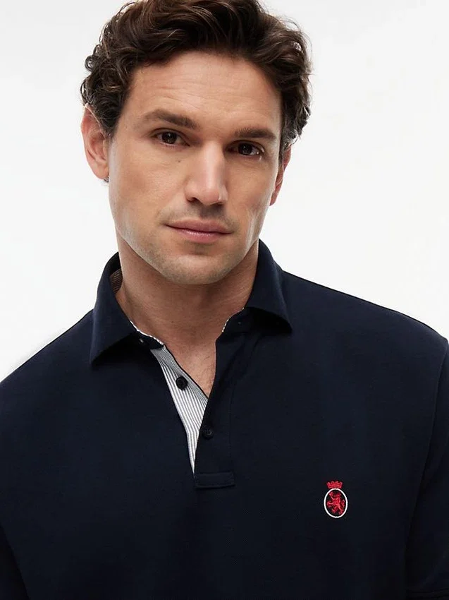 Polo con logotipo del escudo del archivo, corte clásico Polo con logotipo del escudo del archivo, corte clásico