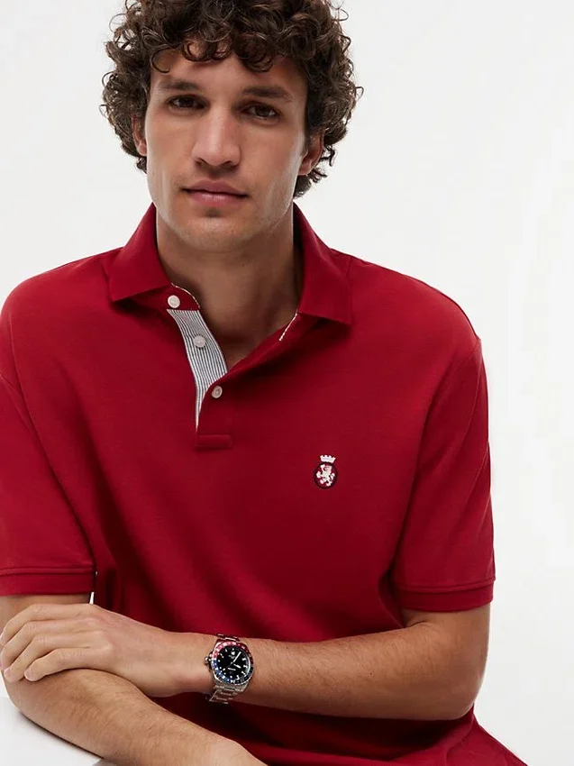 Polo con logotipo del escudo del archivo, corte clásico Polo con logotipo del escudo del archivo, corte clásico