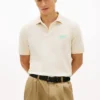Polo con palmera bordada de corte clásico