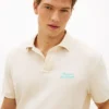 Polo con palmera bordada de corte clásico