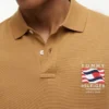 Polo de algodón liso con bandera ondulada y corte regular