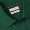 Polo de algodón liso con bandera ondulada y corte regular
