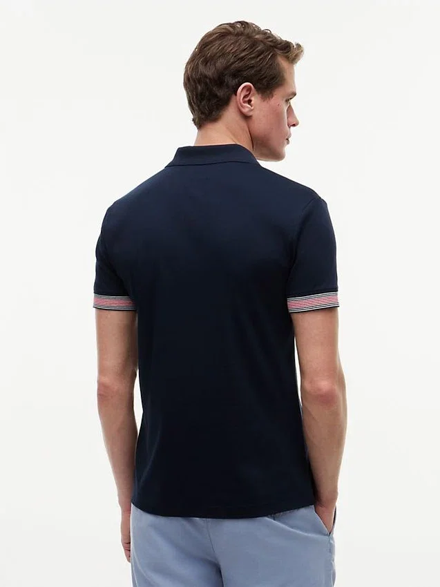 Polo de algodón liso de corte ajustado Polo de algodón liso de corte ajustado
